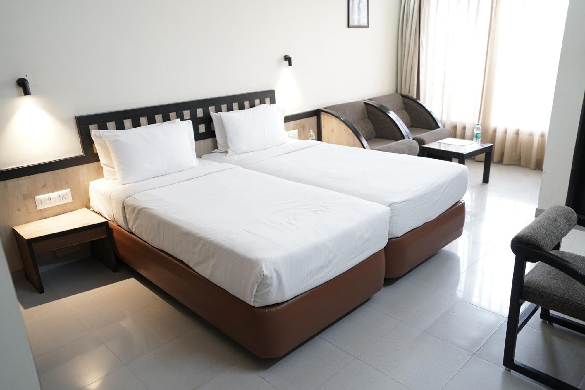 Hotel Metropolis Hubballi-Dharwar Zewnętrze zdjęcie